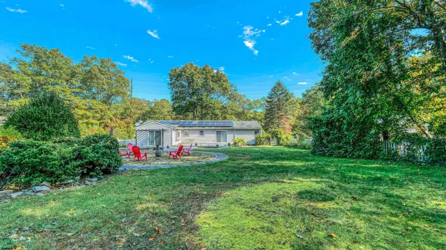 a view of a house with backyard and garden