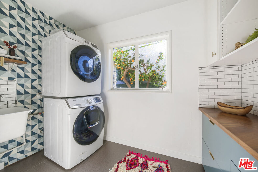 2145 Griffith Park Boulevard Los Angeles, CA 90039 - Photo 18 of 38 a utility room with dryer and washer