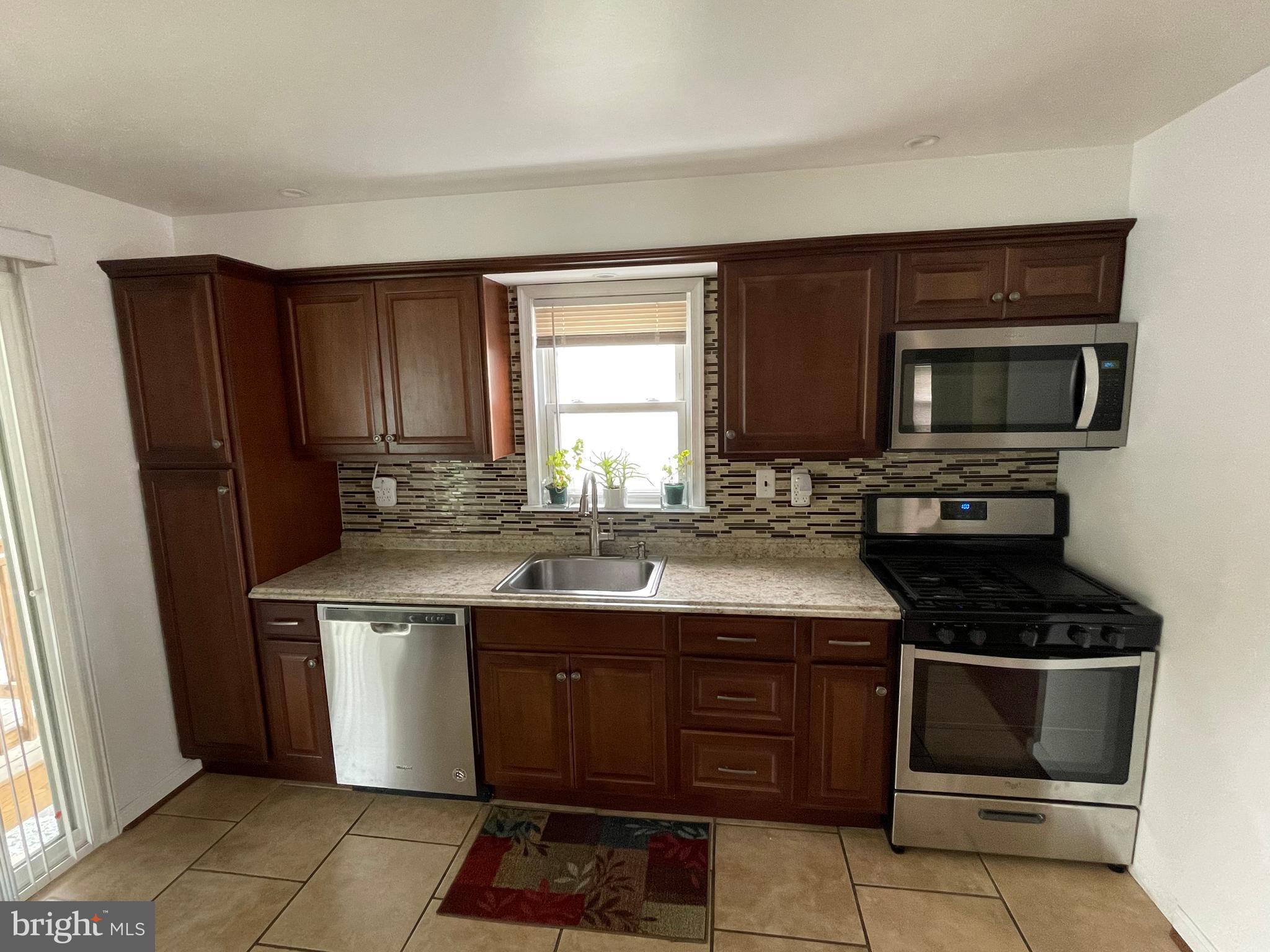 7527 North Point Road Baltimore, MD 21219 - Photo 11 of 40 Kitchen