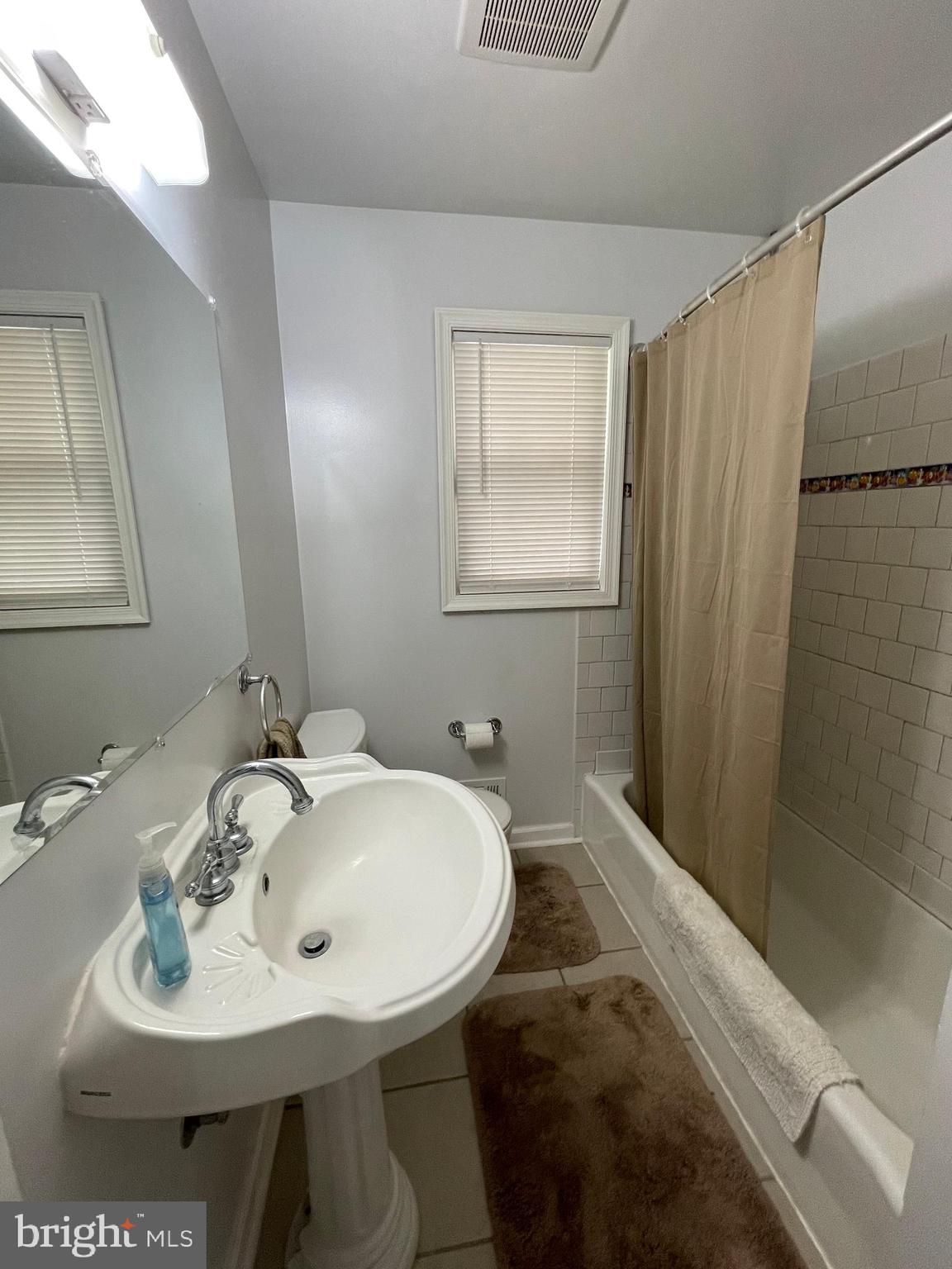 7527 North Point Road Baltimore, MD 21219 - Photo 15 of 40 Main level bathroom