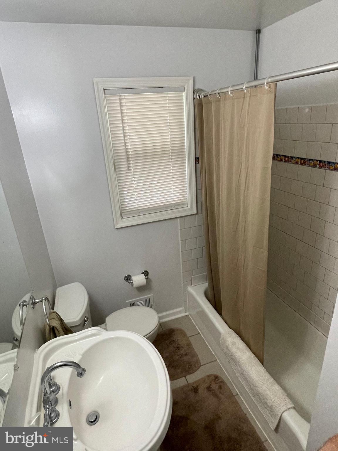 7527 North Point Road Baltimore, MD 21219 - Photo 16 of 40 Main level bathroom
