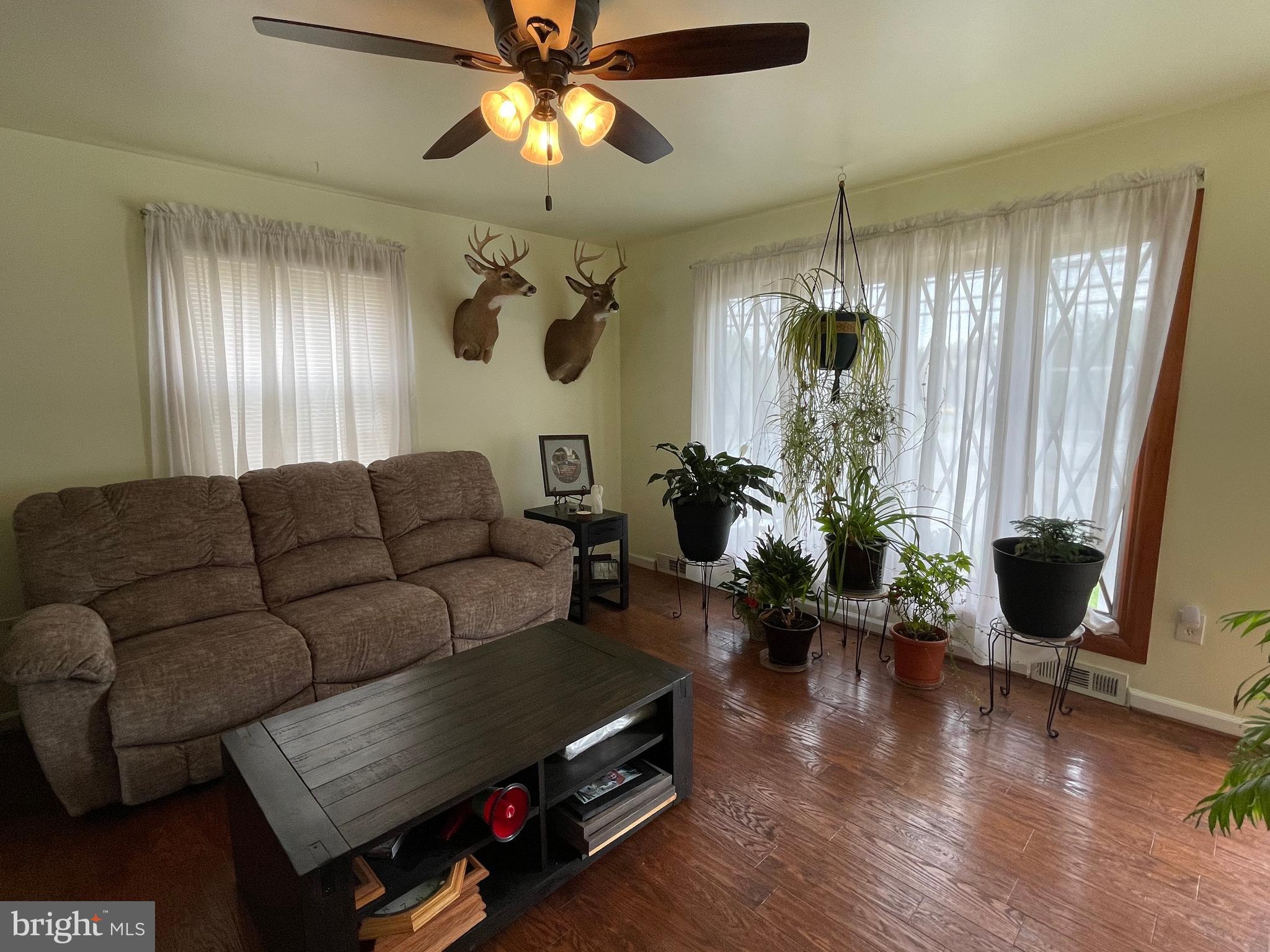 7527 North Point Road Baltimore, MD 21219 - Photo 4 of 40 Living Room