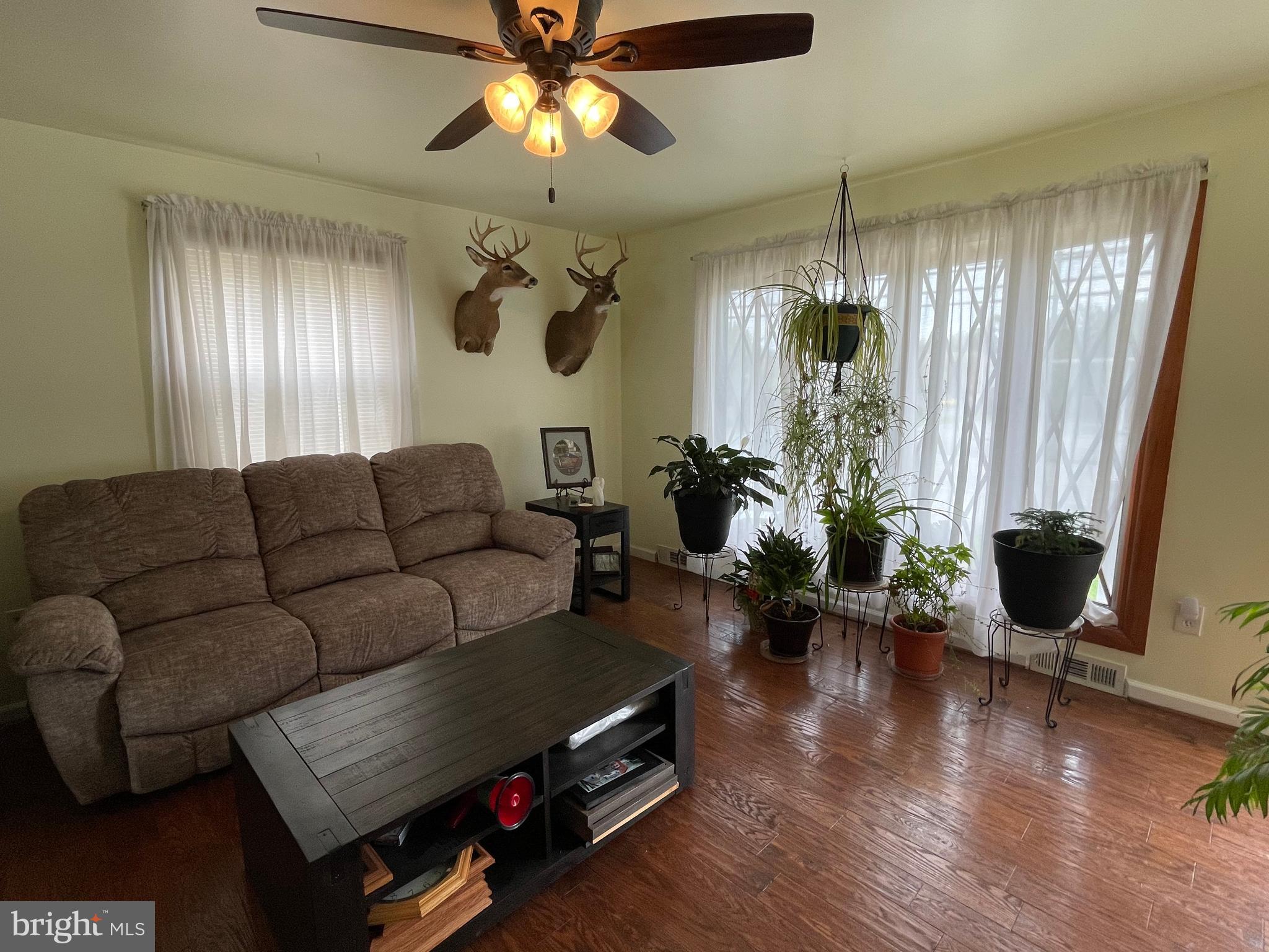 7527 North Point Road Baltimore, MD 21219 - Photo 5 of 40 Living Room