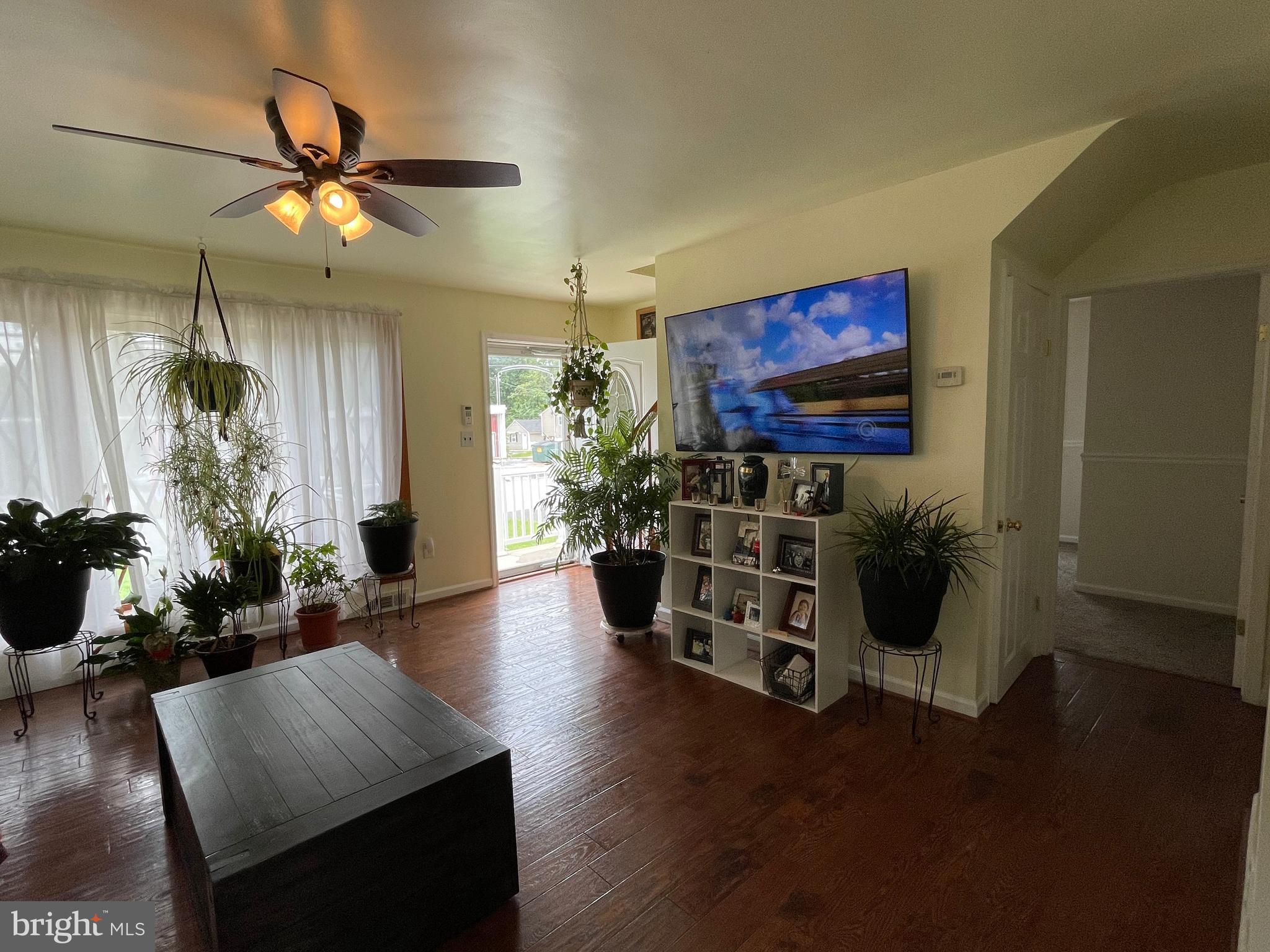 7527 North Point Road Baltimore, MD 21219 - Photo 6 of 40 Living Room