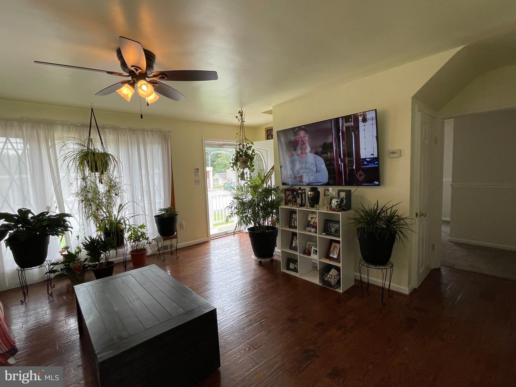 7527 North Point Road Baltimore, MD 21219 - Photo 7 of 40 Living Room