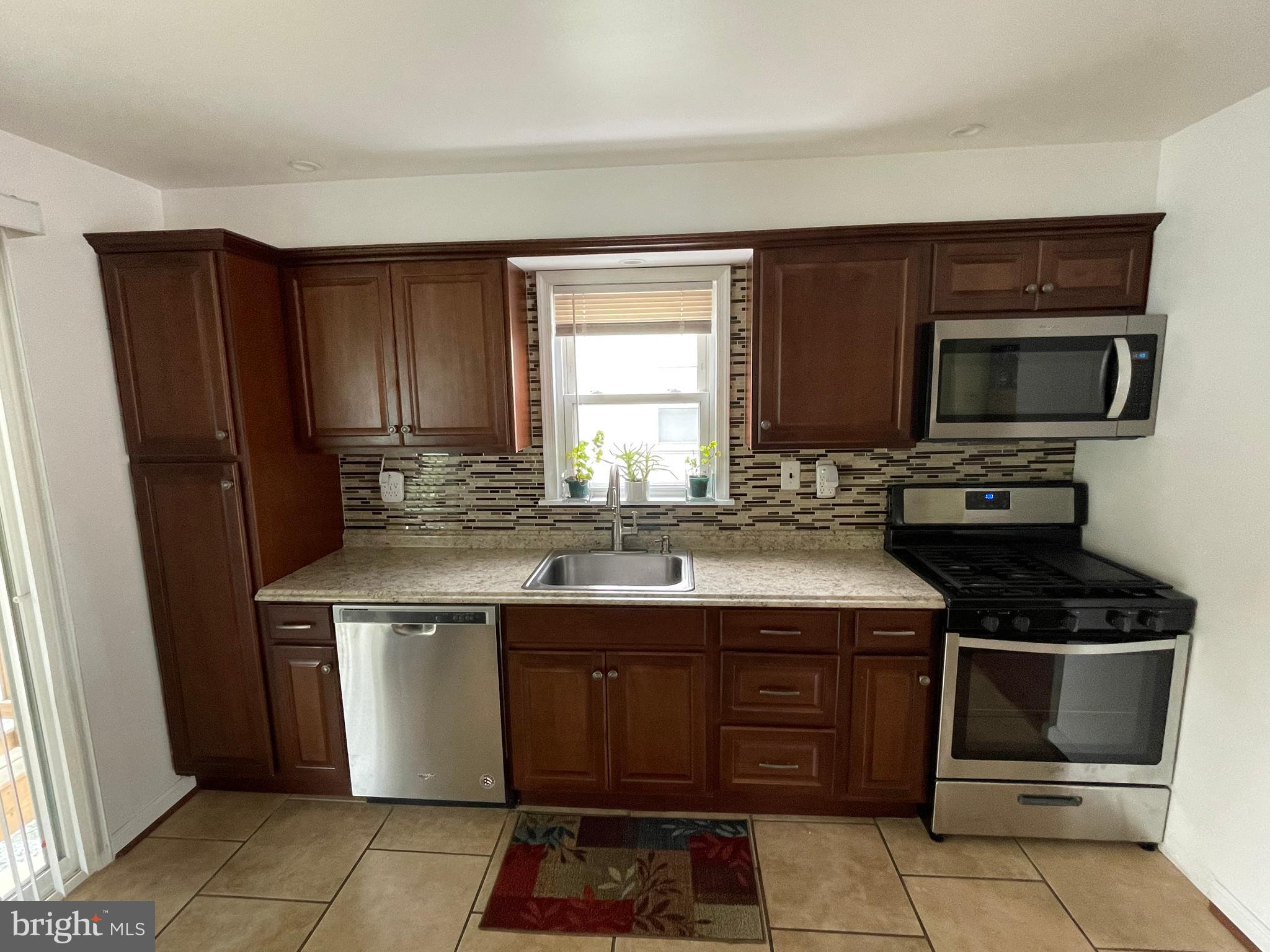 7527 North Point Road Baltimore, MD 21219 - Photo 9 of 40 Kitchen