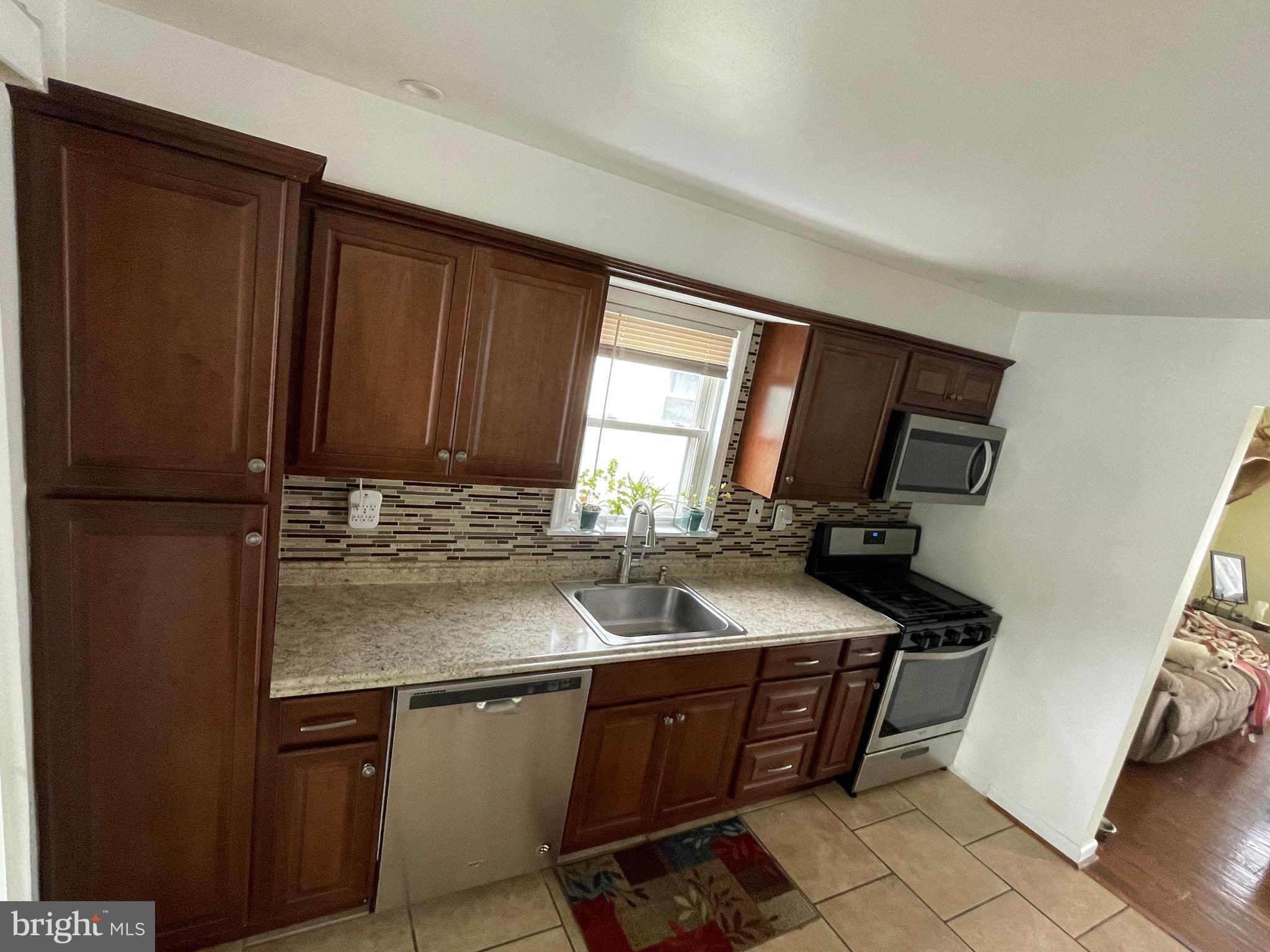 7527 North Point Road Baltimore, MD 21219 - Photo 10 of 40 Kitchen