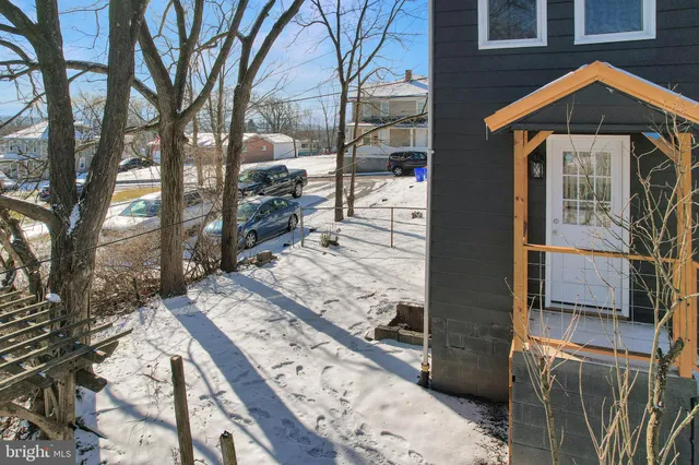 a black and white photo of a picture