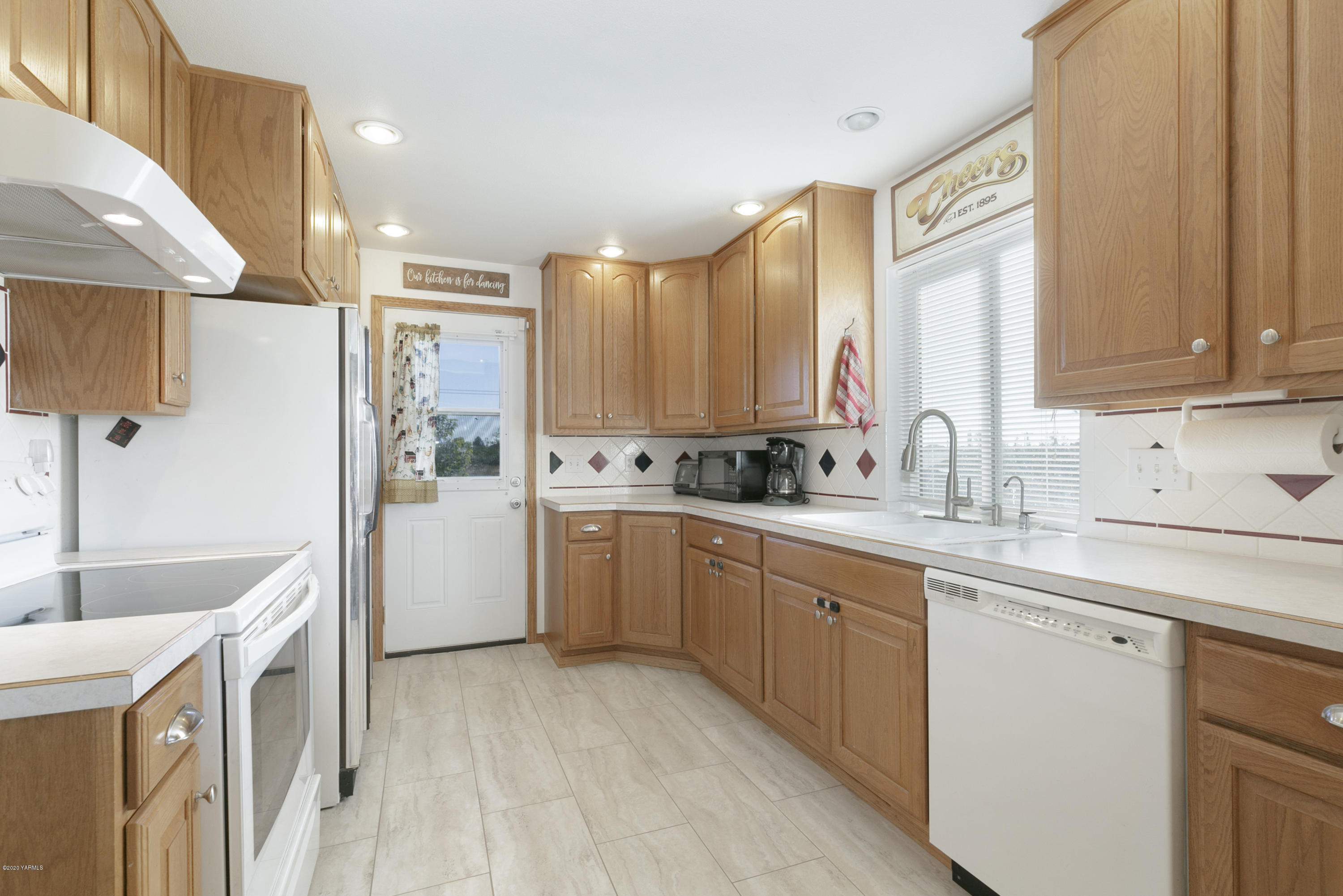 81 Blue Goose Road Zillah, WA 98953 - Photo 5 of 29 Kitchen