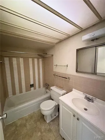 $915 | 31 South 27th Street, Unit C, Belleville, IL 62226