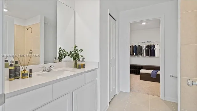 a en suite bathroom with a sink and a mirror