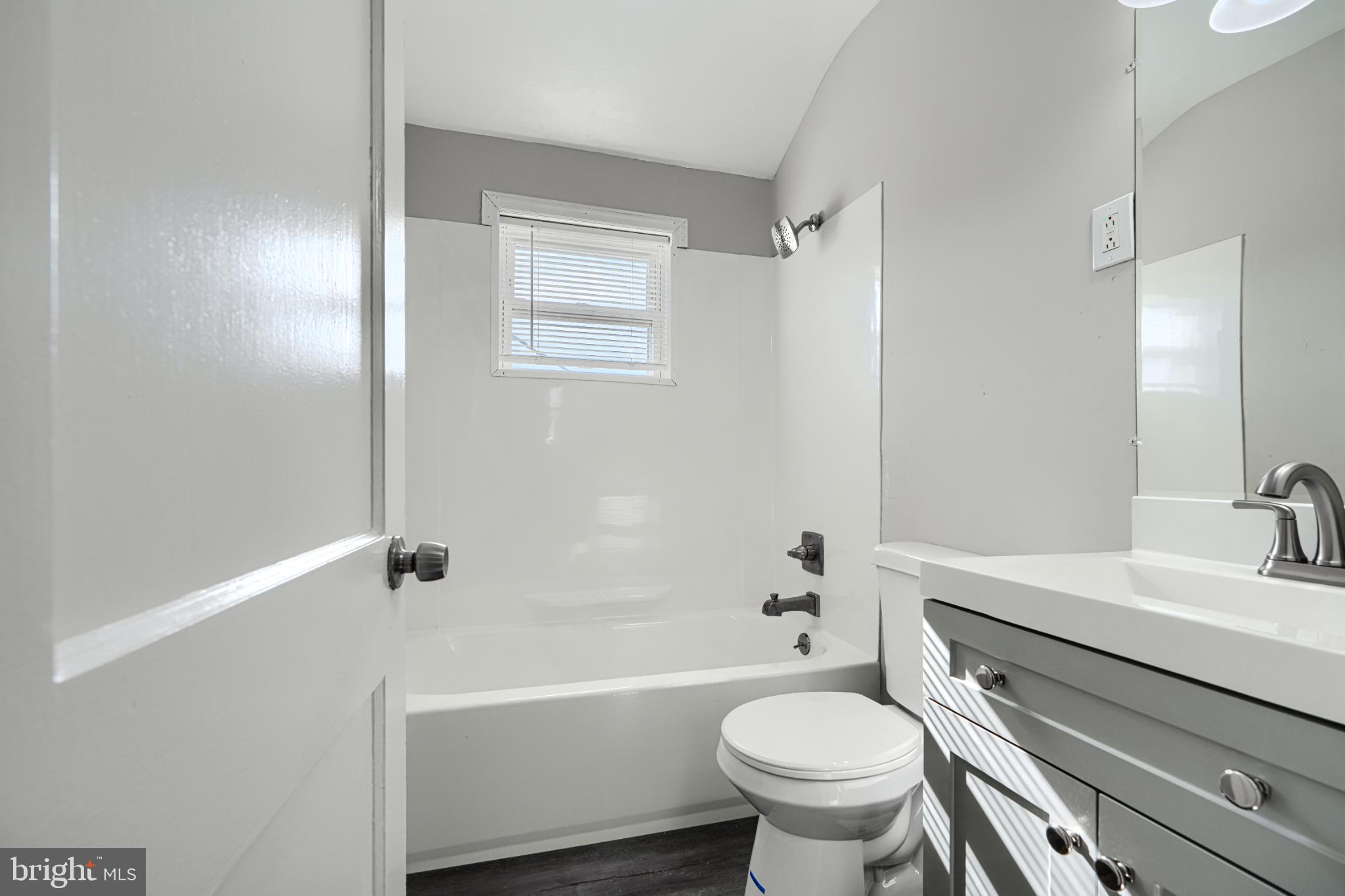 817 North Marlyn Avenue Baltimore, MD 21221 - Photo 17 of 20 Full bath