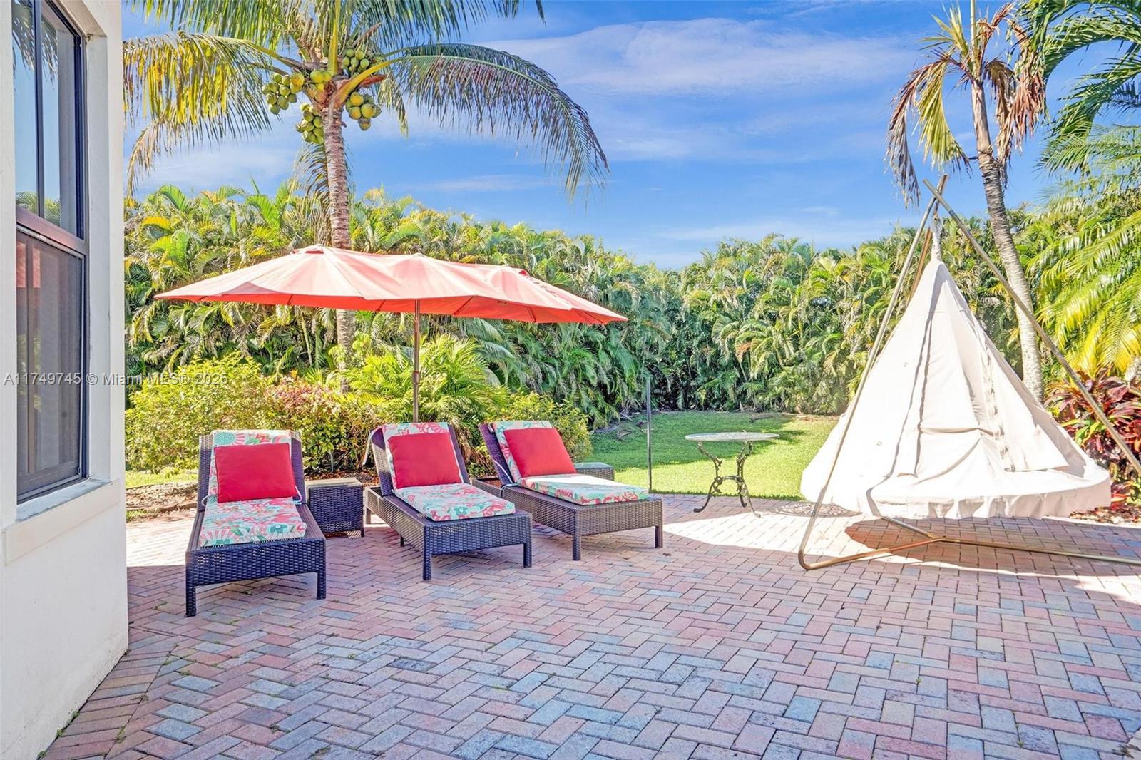 4455 Parkside Road Davie, FL 33328 - Photo 44 of 66 a backyard with a table and chairs