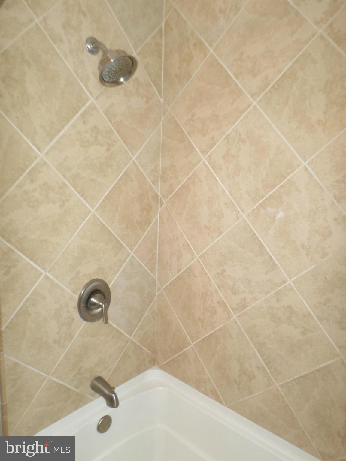 7702 Jaffrey Road Fort Washington, MD 20744 - Photo 15 of 24 Upper Bath Tub