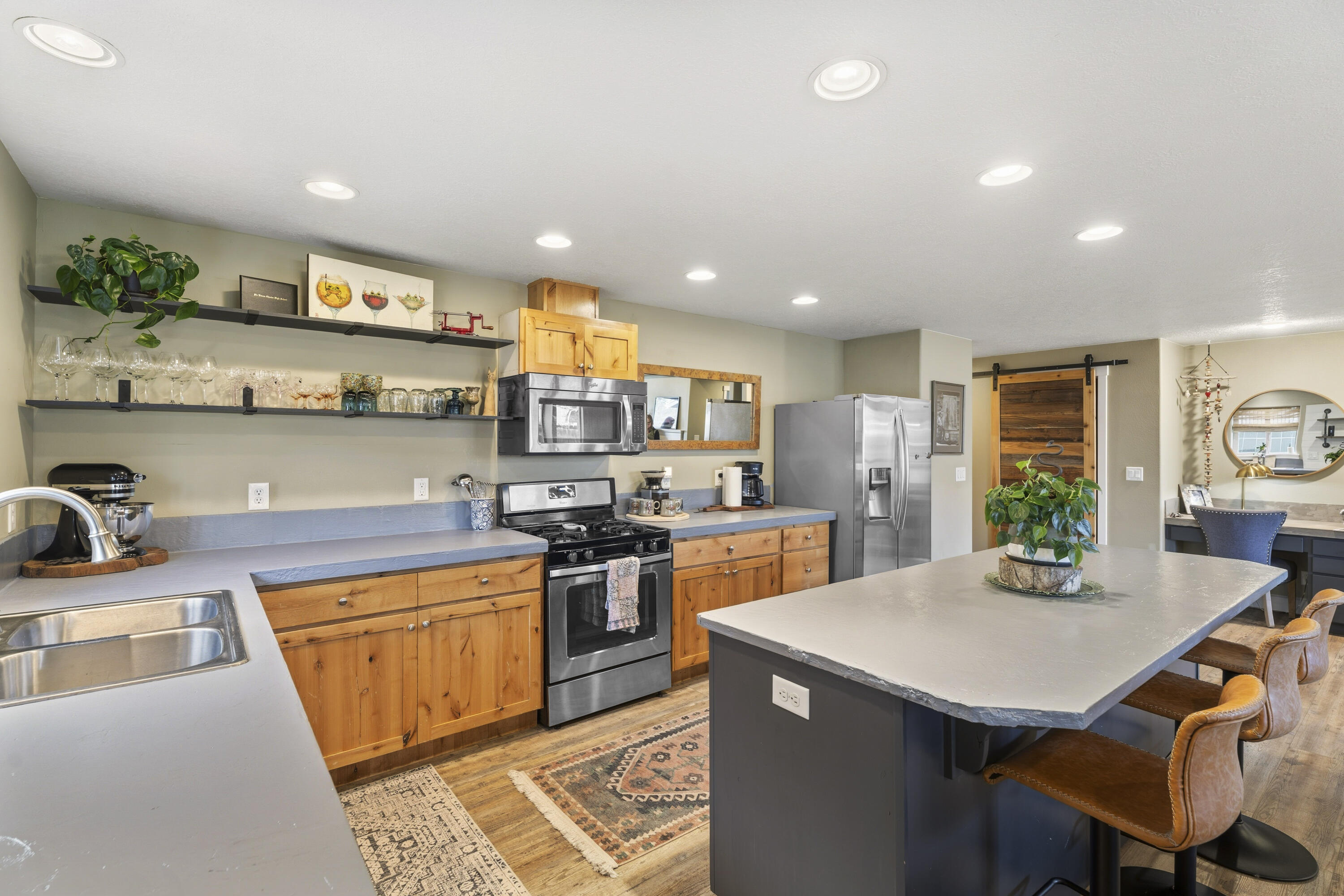 2845 Southwest 31st Street Redmond, OR 97756 - Photo 15 of 33 12-Kitchen