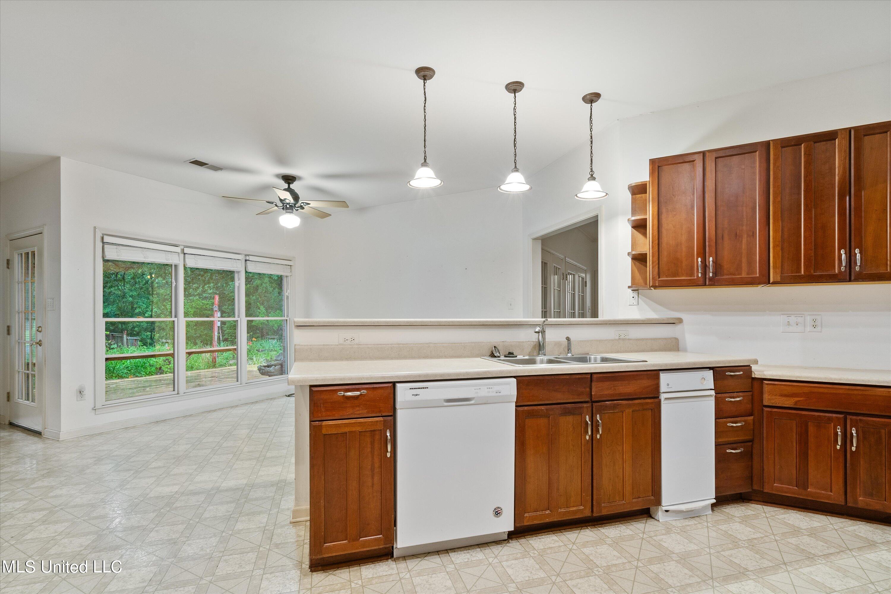 9567 Woolsey Road Olive Branch, MS 38654 - Photo 5 of 25 05-Kitchen