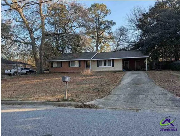 a view of a yard in front of a house