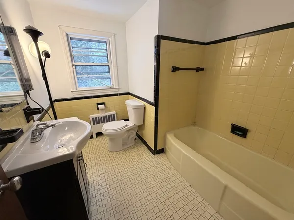 $2,800 | 20 Chapman Street, Quincy, MA 02170