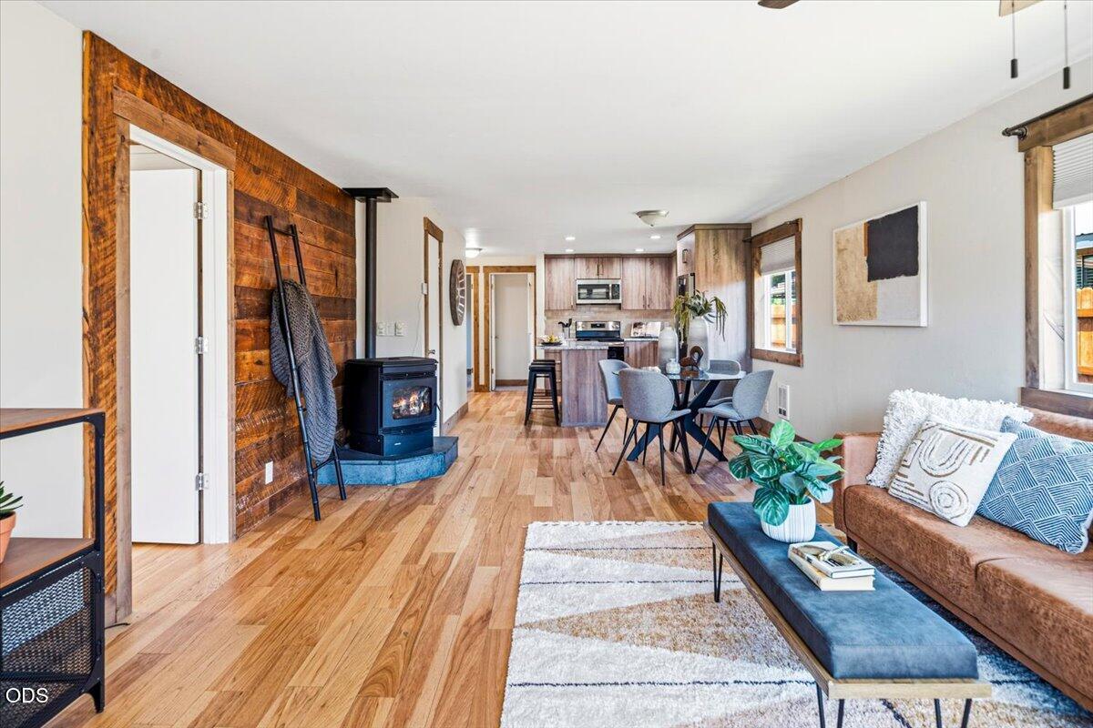 645 Northwest 7th Street Redmond, OR 97756 - Photo 4 of 37