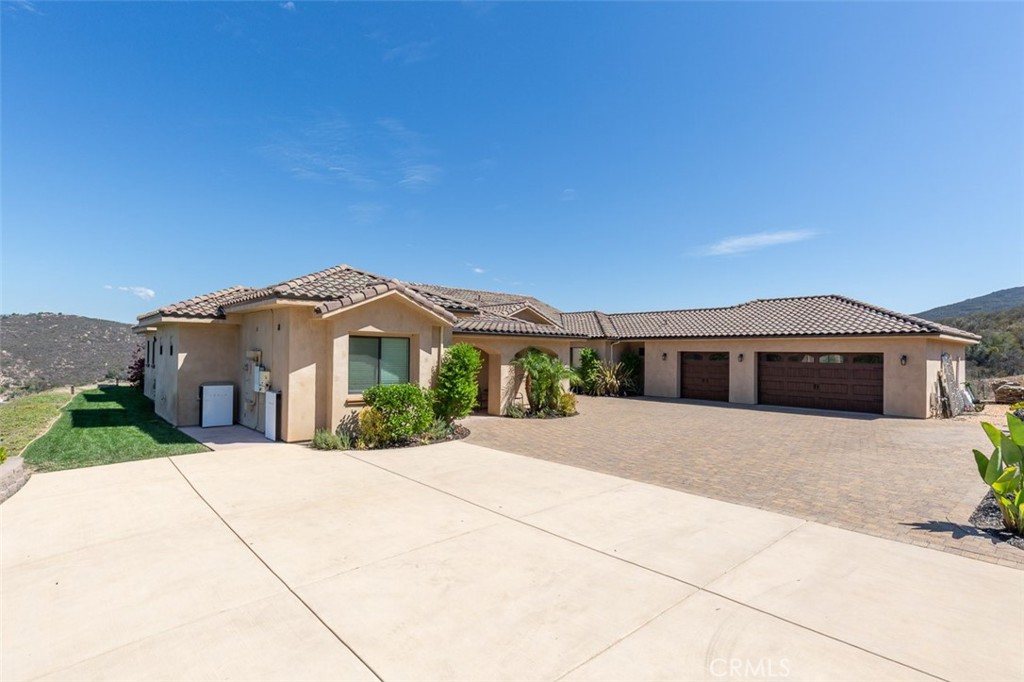 2260 Panoramic Way Vista, CA 92084 - Photo 3 of 55