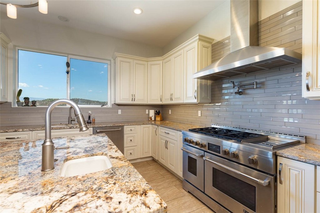 2260 Panoramic Way Vista, CA 92084 - Photo 9 of 55
