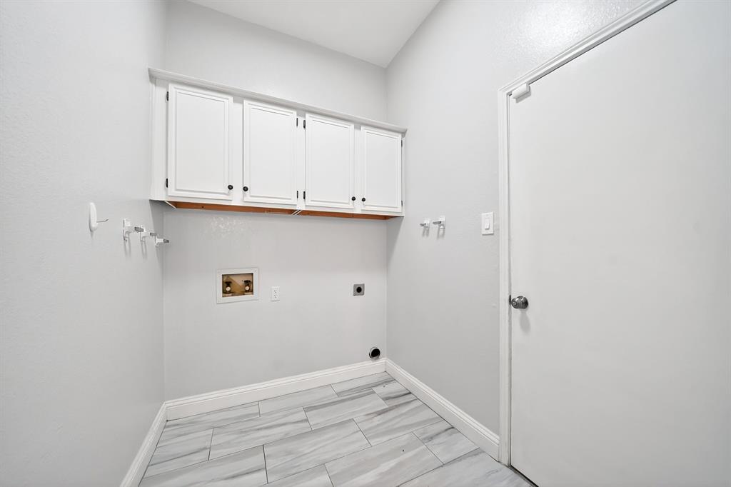 5618 Allen Lane Rowlett, TX 75088 - Photo 15 of 35 a view of room with cabinets