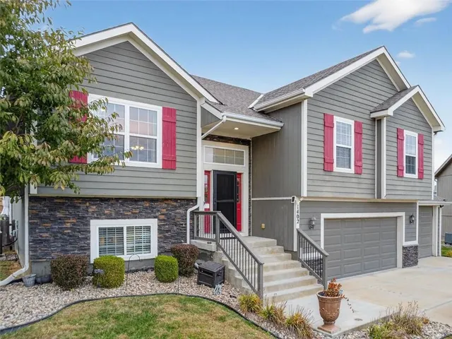 $425,000 | 1402 182nd Street, Smithville, MO 64089