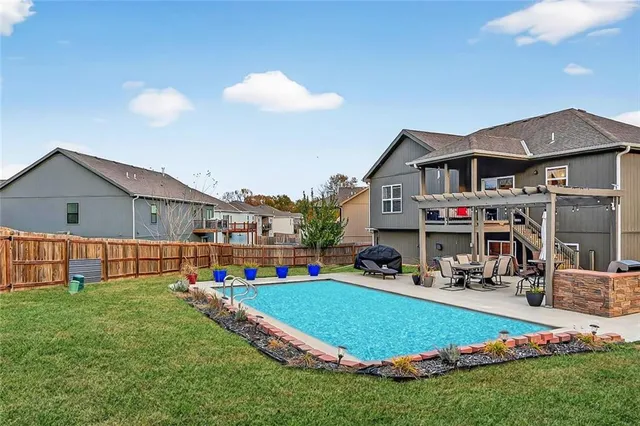 $425,000 | 1402 182nd Street, Smithville, MO 64089