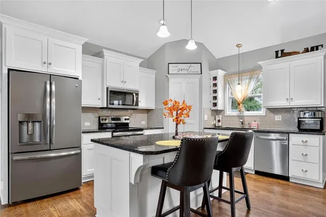 $425,000 | 1402 182nd Street, Smithville, MO 64089