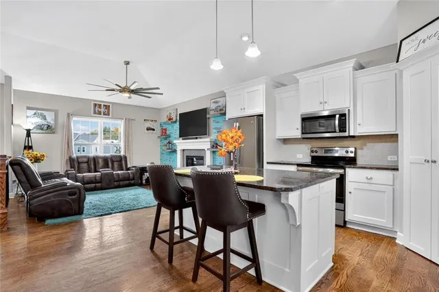 $425,000 | 1402 182nd Street, Smithville, MO 64089