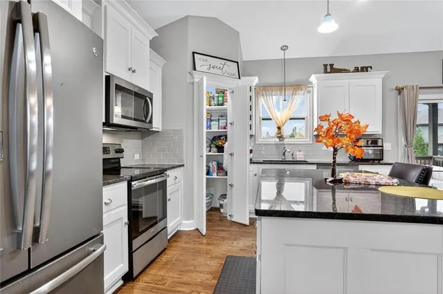 $425,000 | 1402 182nd Street, Smithville, MO 64089