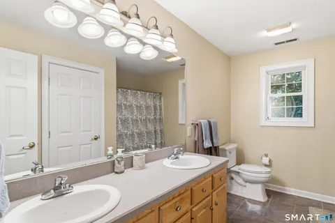 $775,000 | 29 Narragansett Trail, Newtown, CT 06482