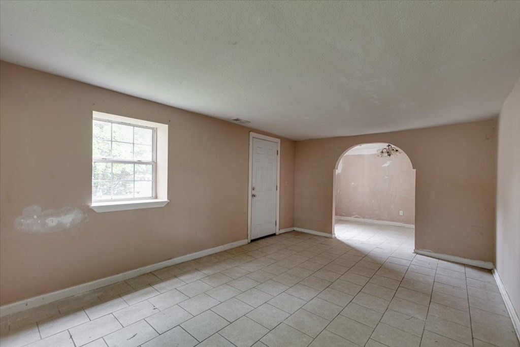 146 State Line Road Rossville, GA 30741 - Photo 4 of 18 an empty room with windows