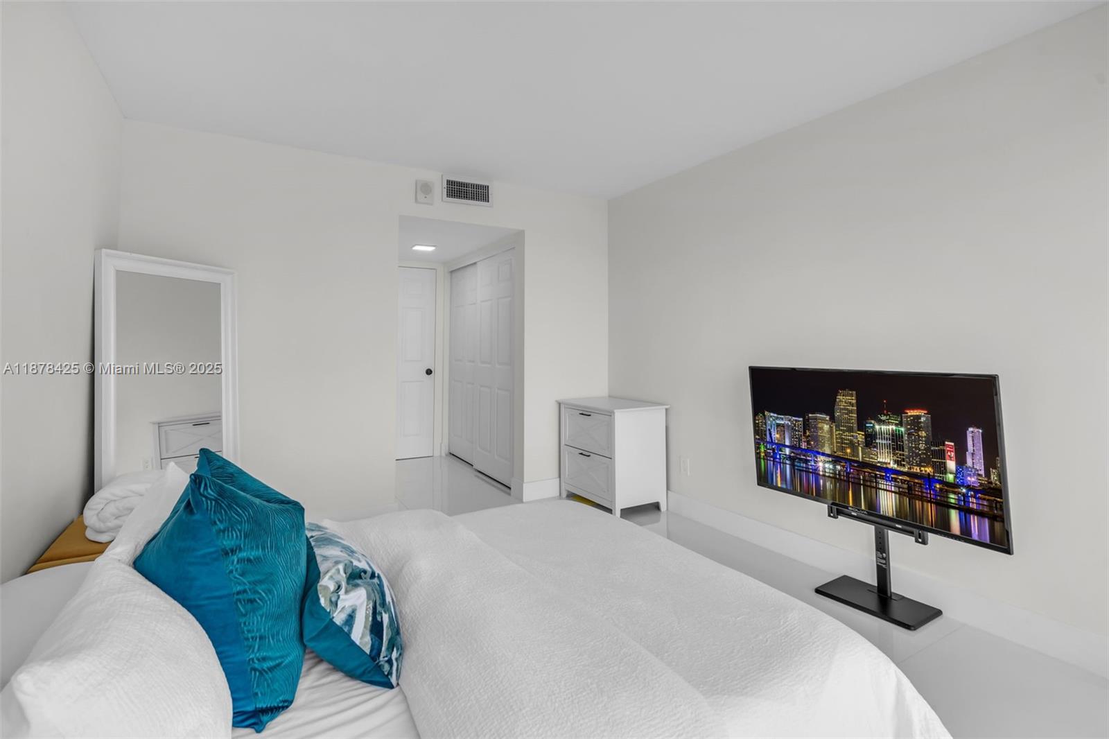 17720 North Bay Road, Unit 903 Sunny Isles Beach, FL 33160 - Photo 14 of 63