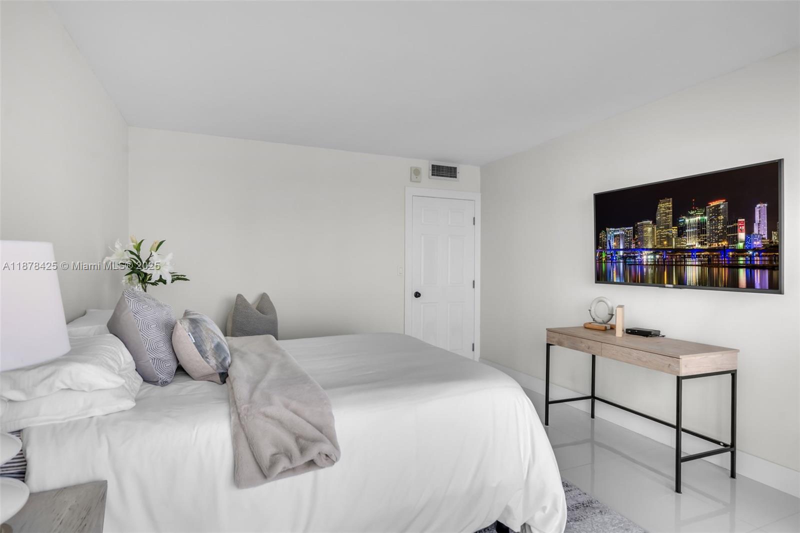17720 North Bay Road, Unit 903 Sunny Isles Beach, FL 33160 - Photo 18 of 63