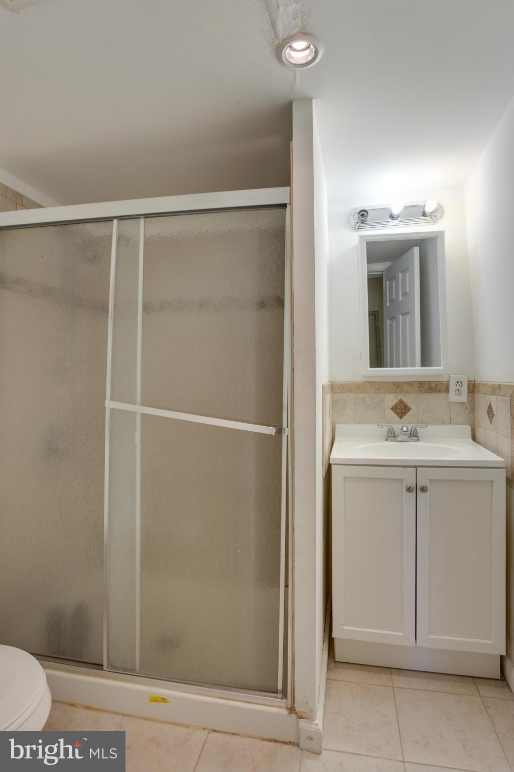 42639 Waxpool Road Ashburn, VA 20148 - Photo 14 of 19 Bath