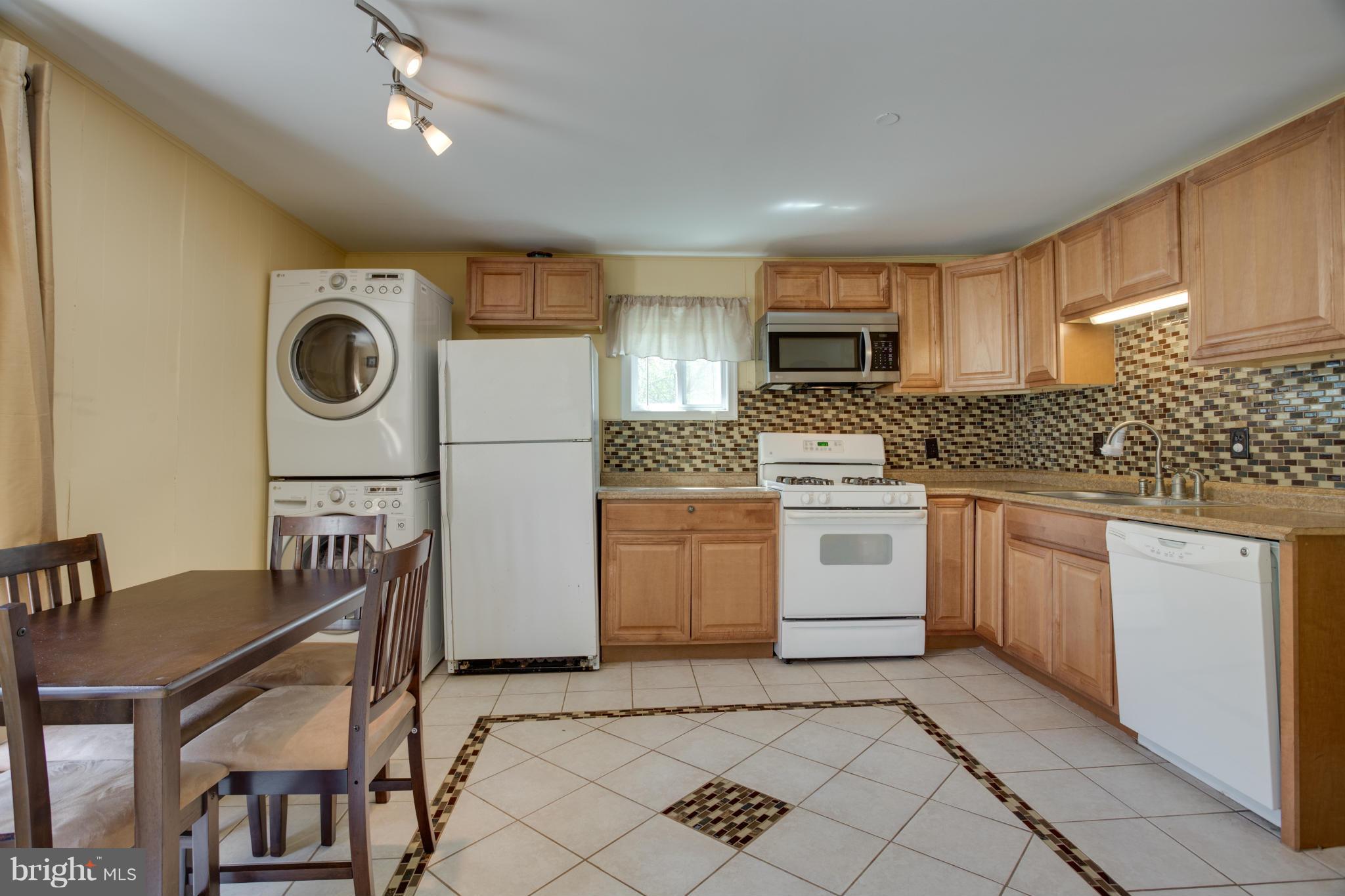 42639 Waxpool Road Ashburn, VA 20148 - Photo 7 of 19 Kitchen