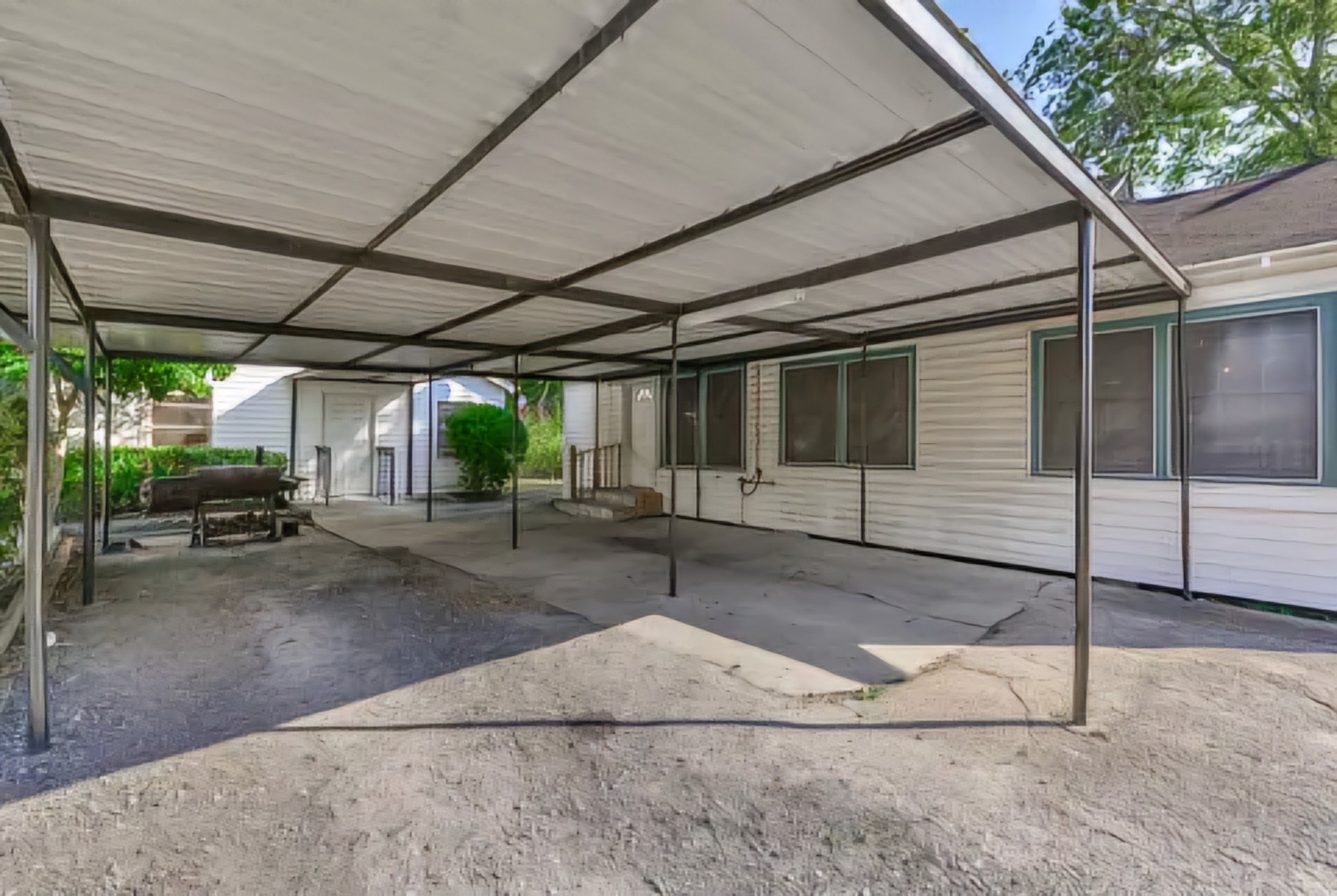 212 Danna Lane Houston, TX 77009 - Photo 4 of 32 Also has a rear apartment with a bedroom, living room, and kitchen.