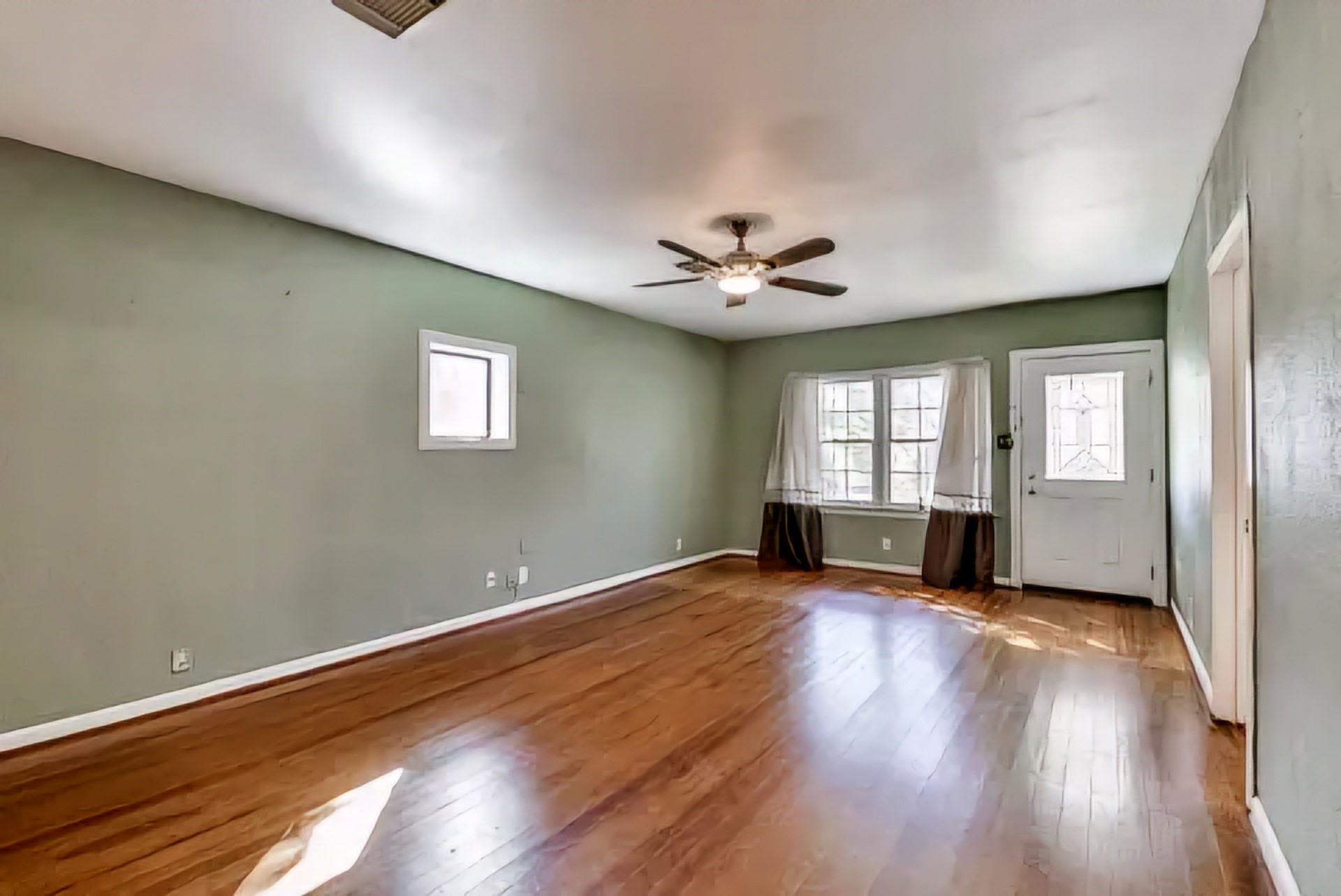 212 Danna Lane Houston, TX 77009 - Photo 7 of 32