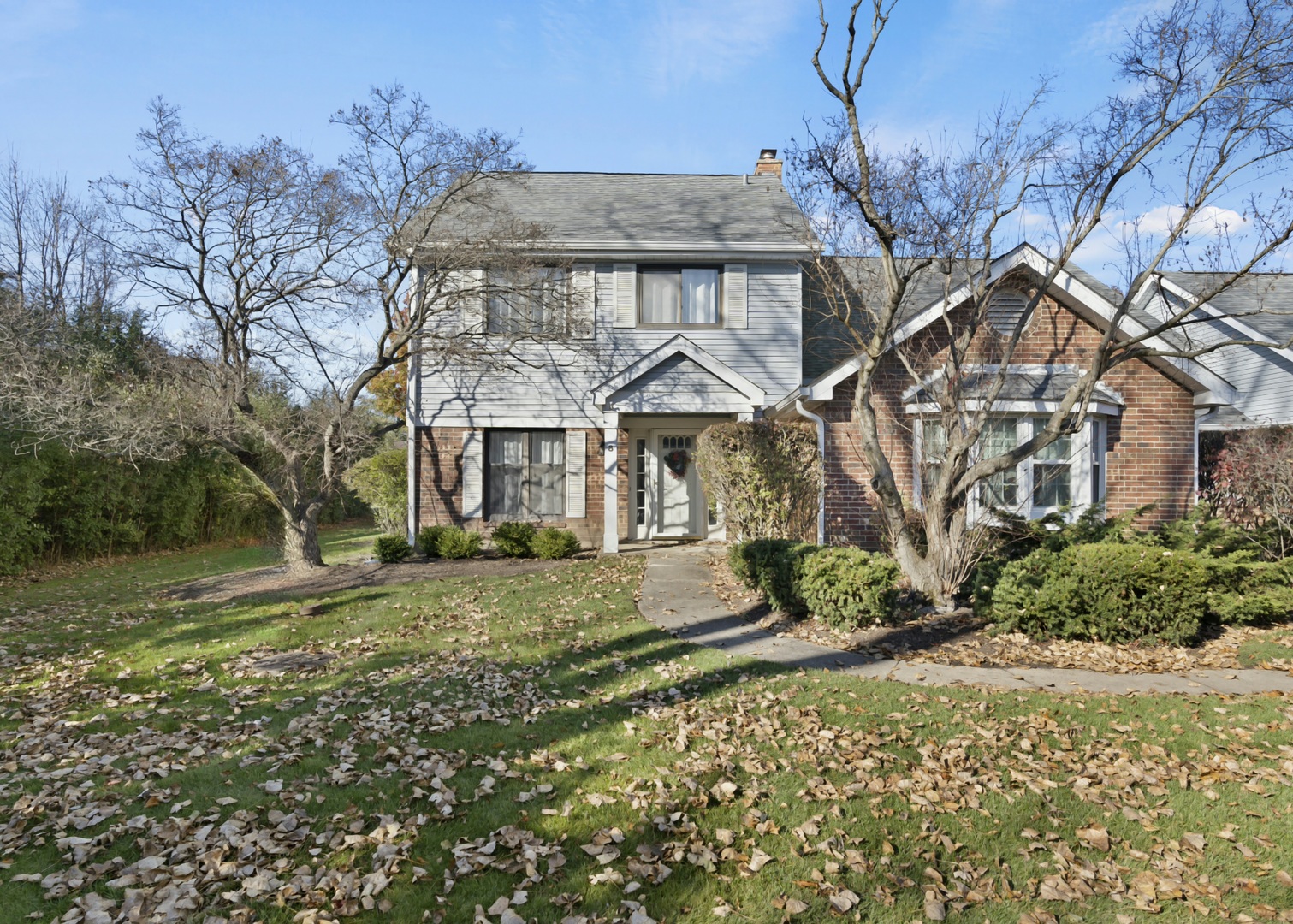 8 Hastings Lane Lincolnshire, IL 60069 - Photo 1 of 29 a front view of a house with a yard
