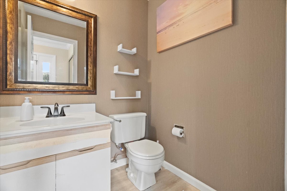8 Hastings Lane Lincolnshire, IL 60069 - Photo 14 of 29 a bathroom with a toilet a sink and mirror