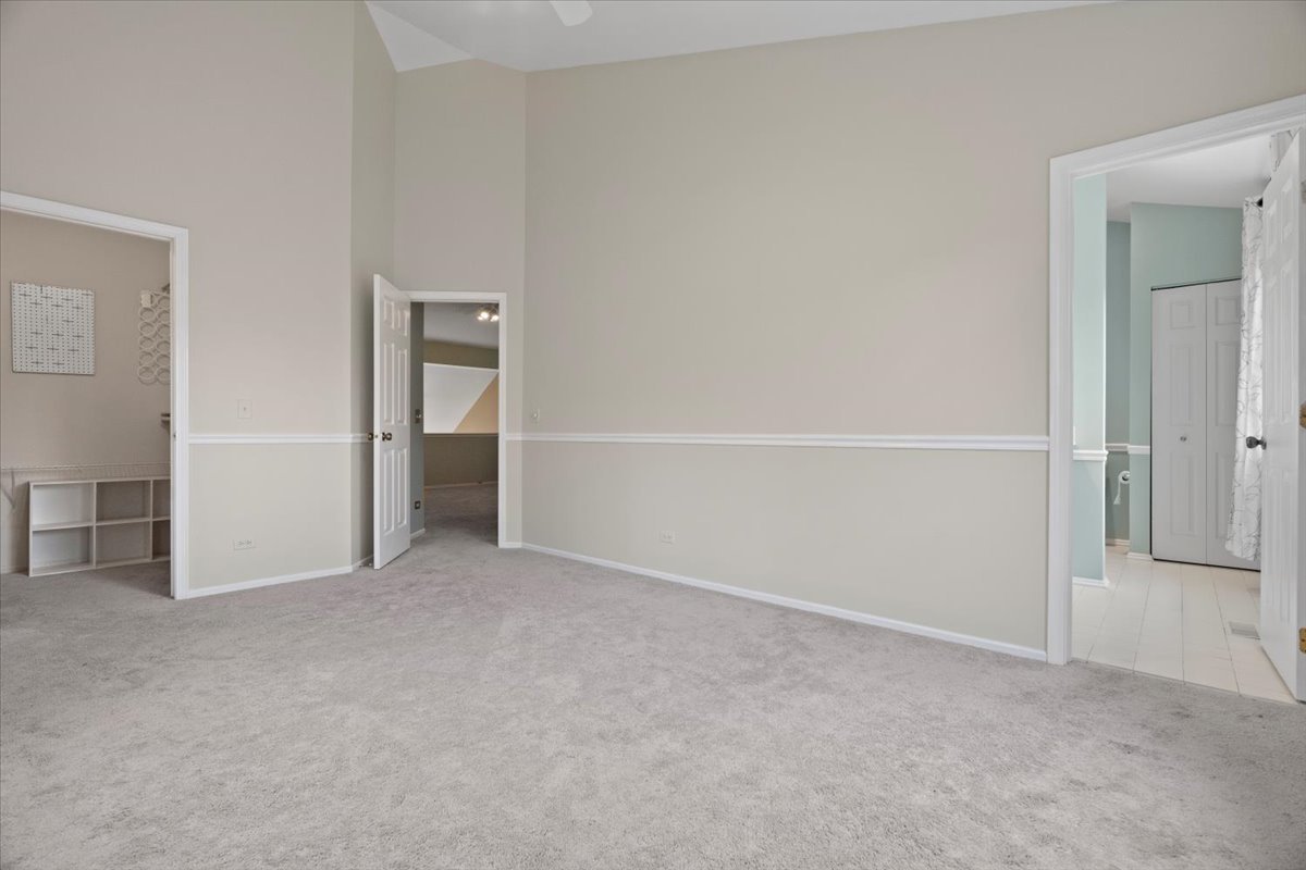 8 Hastings Lane Lincolnshire, IL 60069 - Photo 16 of 29 an empty room with closet