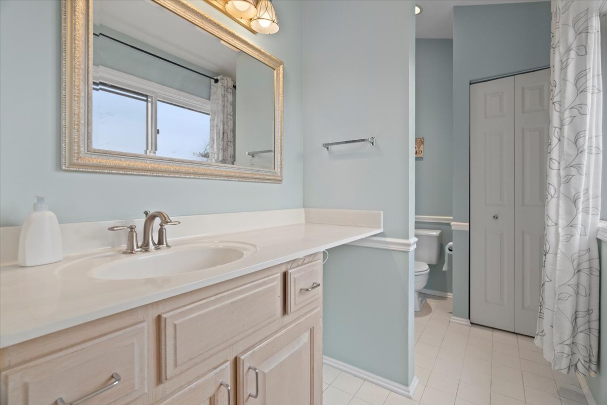 8 Hastings Lane Lincolnshire, IL 60069 - Photo 18 of 29 a bathroom with a sink and a mirror