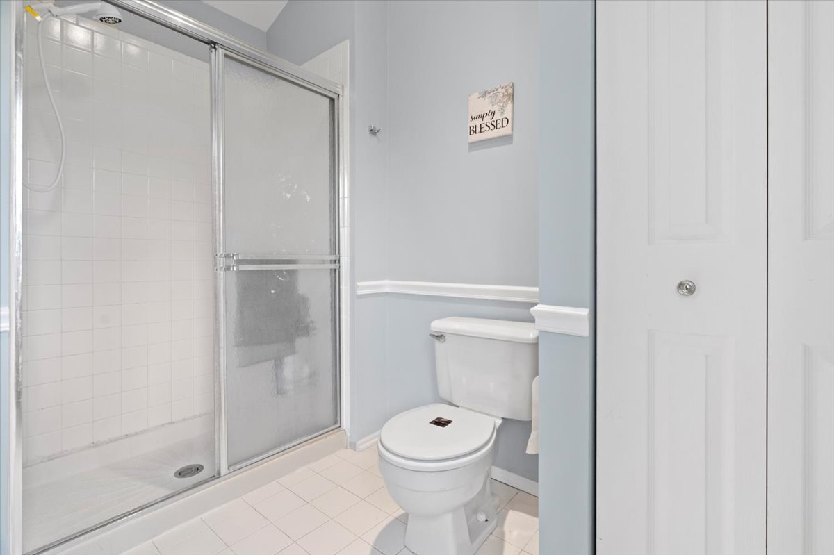 8 Hastings Lane Lincolnshire, IL 60069 - Photo 19 of 29 a bathroom with a toilet and a shower