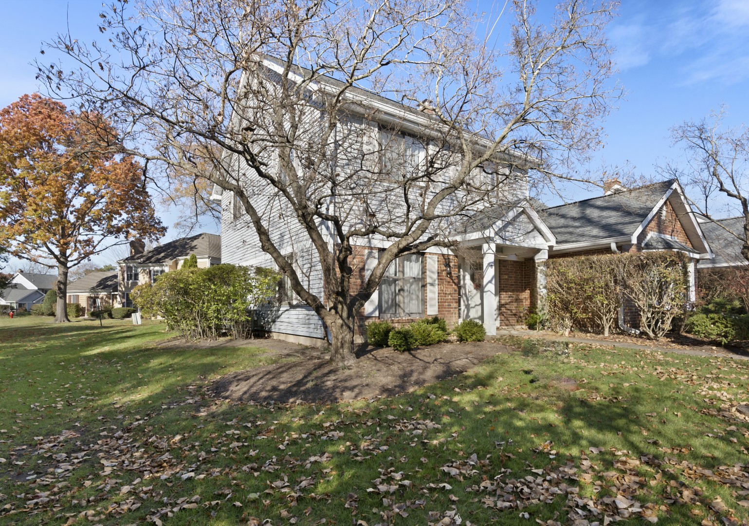 8 Hastings Lane Lincolnshire, IL 60069 - Photo 2 of 29 a pathway of a house with a yard