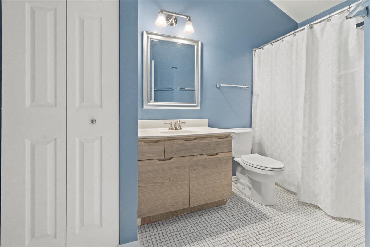 8 Hastings Lane Lincolnshire, IL 60069 - Photo 24 of 29 a bathroom with a toilet a sink and a mirror
