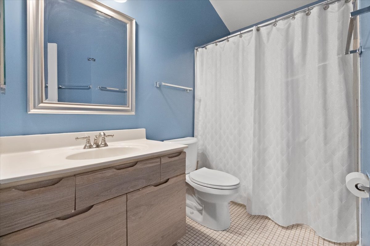 8 Hastings Lane Lincolnshire, IL 60069 - Photo 25 of 29 a bathroom with a sink a toilet and shower