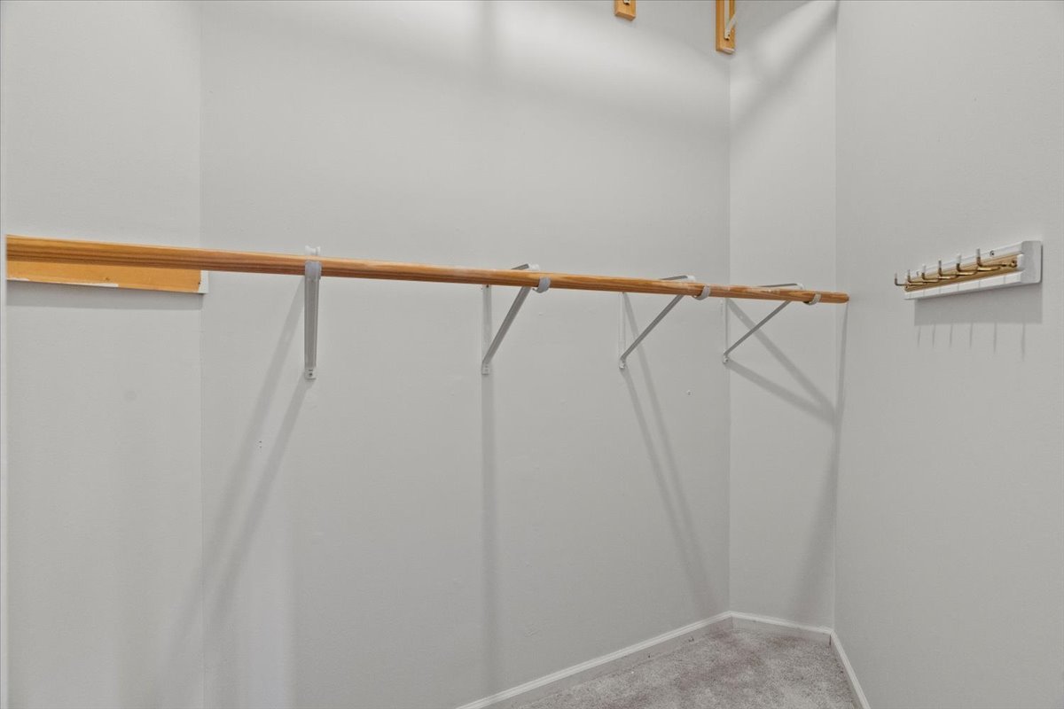 8 Hastings Lane Lincolnshire, IL 60069 - Photo 26 of 29 a close view of shower