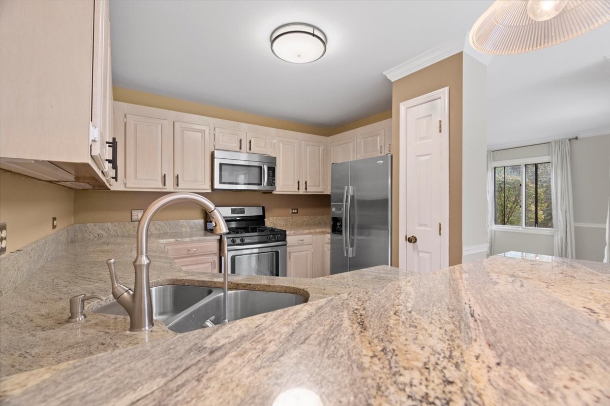 8 Hastings Lane Lincolnshire, IL 60069 - Photo 8 of 29 a kitchen with granite countertop a stove a sink and a refrigerator