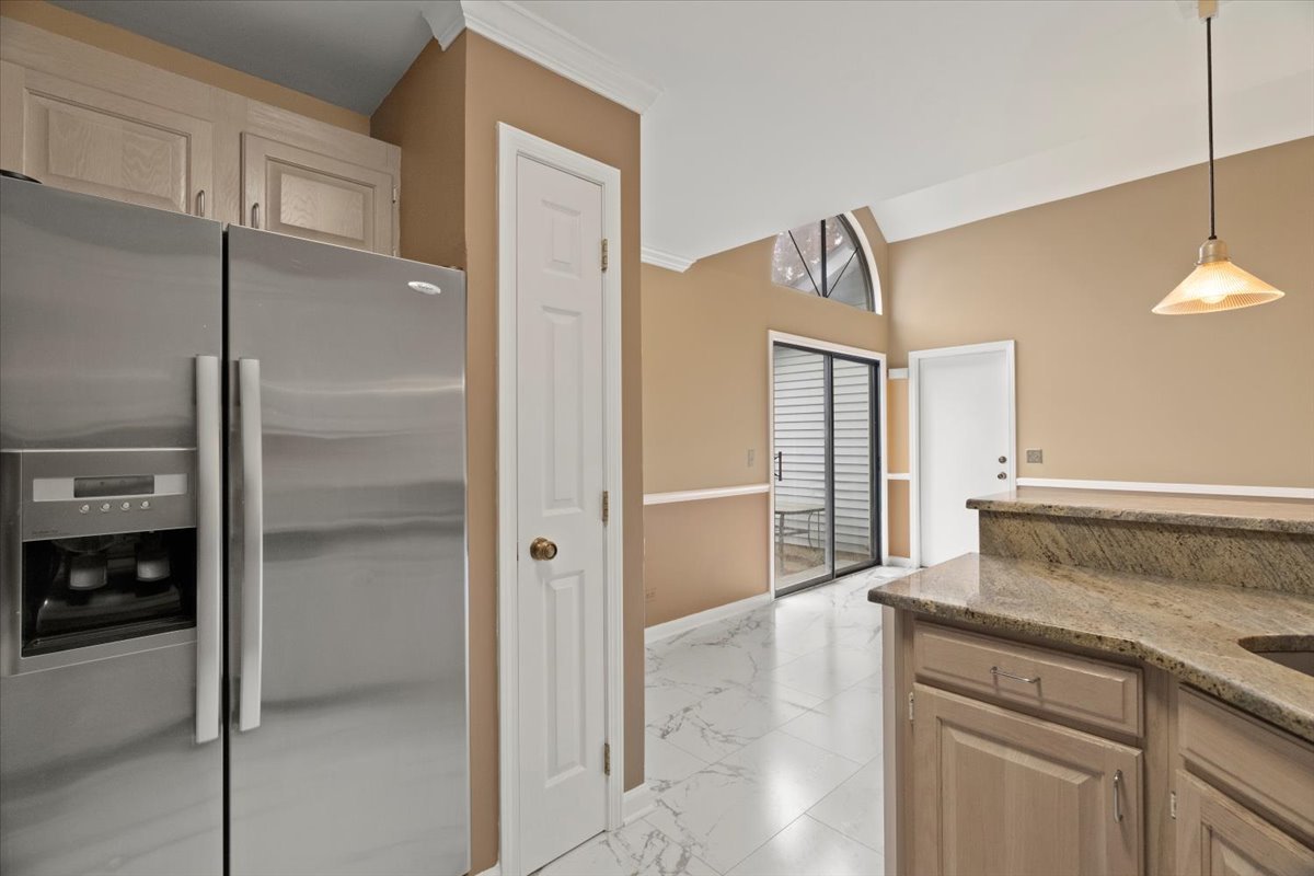 8 Hastings Lane Lincolnshire, IL 60069 - Photo 10 of 29 a spacious bathroom with a granite countertop sink and a mirror